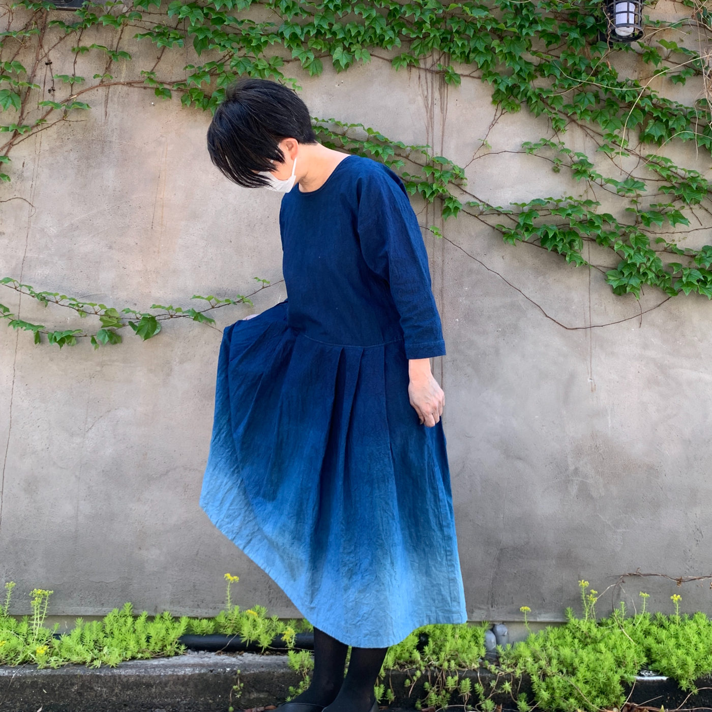 藍染ワンピースを着用した様子