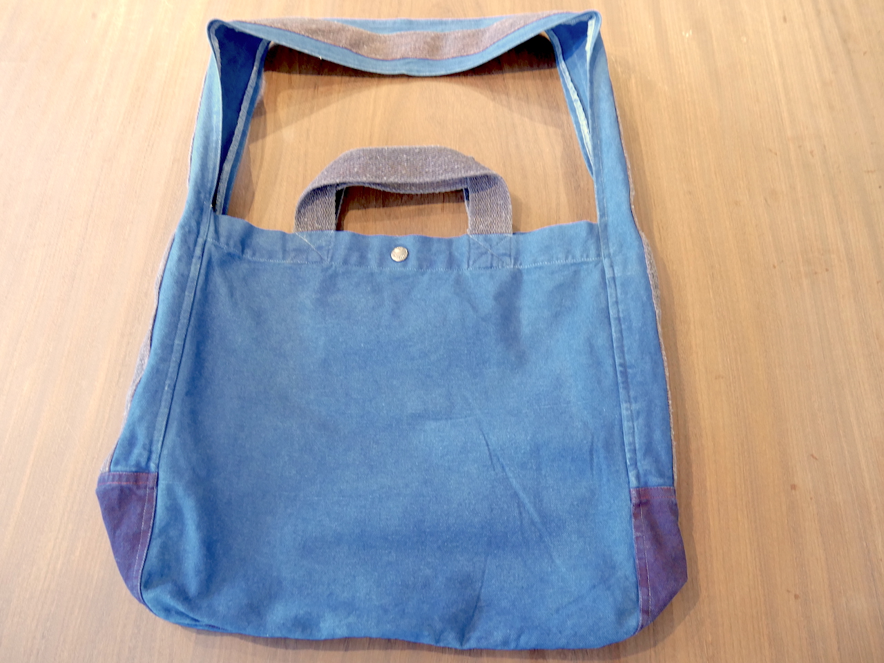本藍染めによる、トートバッグの染直し例：人宿藍染工房